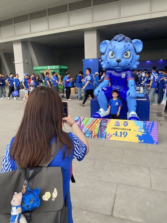 通过面对面、电话、邮件、传真、论坛等多种途径为玩家提供快捷的服务。图片展示
