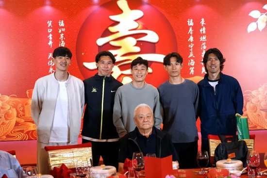 通过面对面、电话、邮件、传真、论坛等多种途径为玩家提供快捷的服务。介绍图片