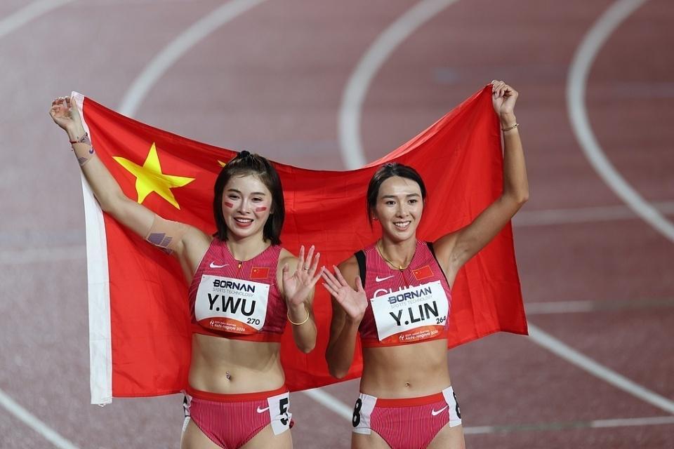 通过面对面、电话、邮件、传真、论坛等多种途径为玩家提供快捷的服务。图片展示